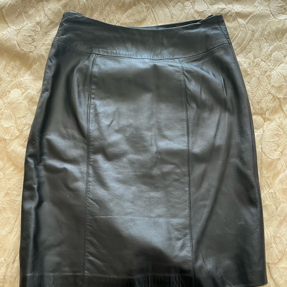 Women’s genuine Black Leather Skirt. Size 10 / Medium.